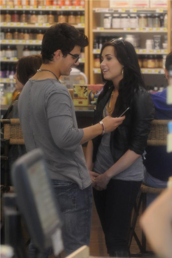 Joe Jonas And Demi Lovato kissing And hugging while shopping at Erewhon 