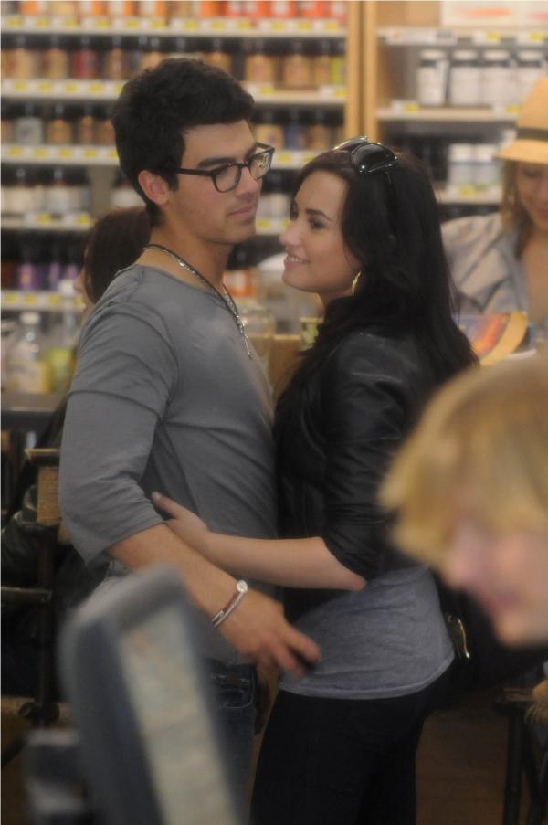 Joe Jonas And Demi Lovato kissing And hugging while shopping at Erewhon 